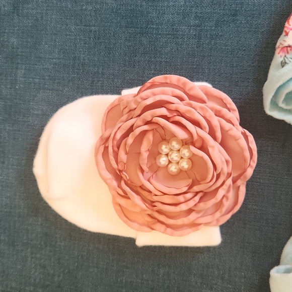 ILY BEAN NEW BORN WHITE FLOWER HAT - Picture 2 of 3